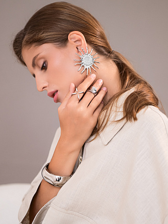 Акцентный браслет-бэнгл