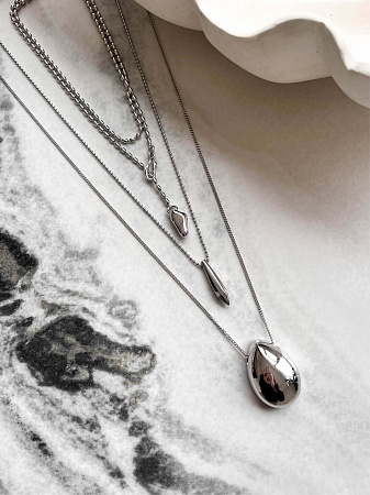 Тонкая цепь с кулоном-каплей