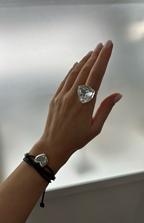 Трехмерное кольцо с кристаллом