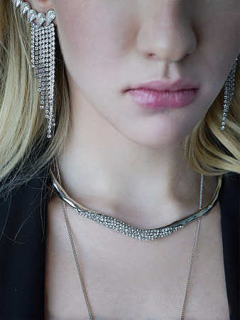 Изогнутое колье с кристаллами