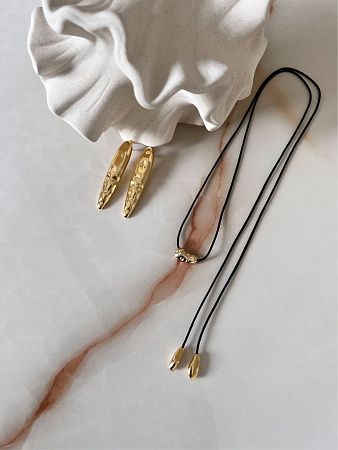 Пластичная подвеска с кулонами