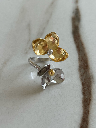 Биколорное кольцо с цветами