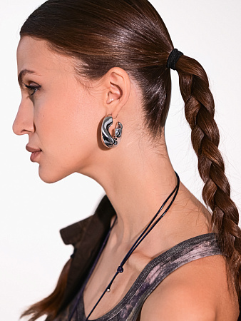 Объемные изогнутые серьги-кольца