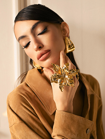 Яркое флористическое кольцо