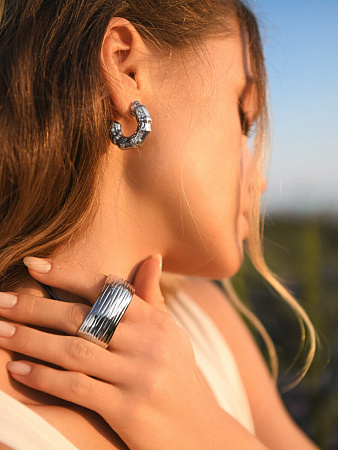 Закрученное объемное кольцо