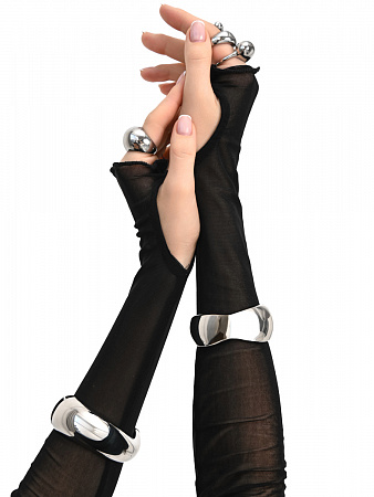 Акцентный браслет-бэнгл