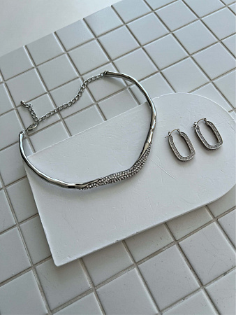 Изогнутое колье с кристаллами