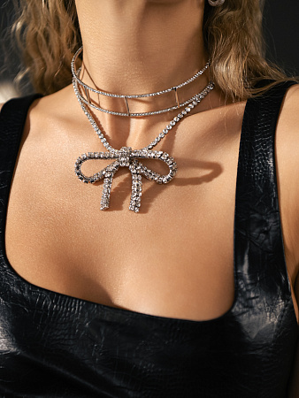 Сверкающее колье с бантом