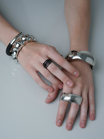 Акцентный браслет-бэнгл