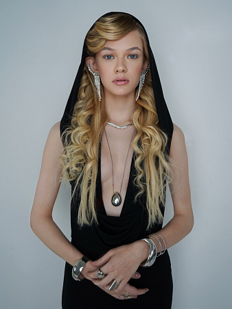 Тонкая цепь с кулоном-каплей