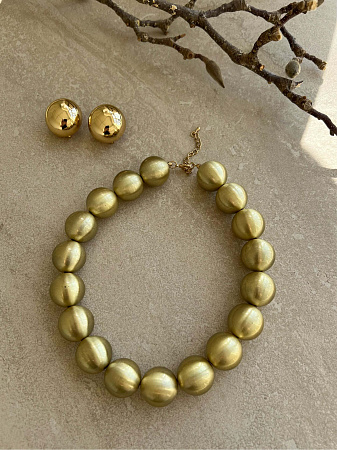 Примечательные серьги-пусеты