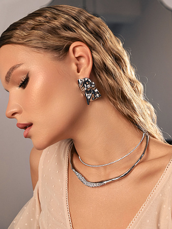 Изогнутое колье с кристаллами