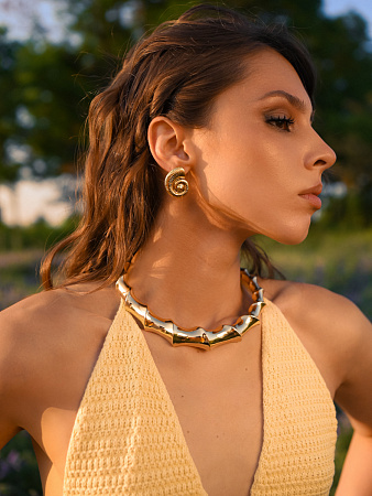 Броское крученное колье