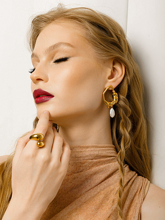 Скрученное объемное кольцо