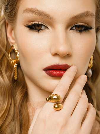 Скрученное объемное кольцо