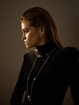 Тонкая цепь с кулоном-каплей