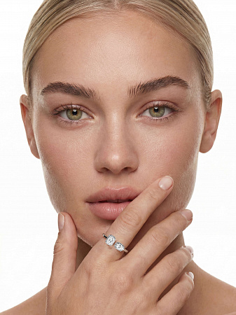 Лаконичное кольцо с цирконами