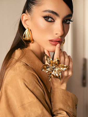 Яркое флористическое кольцо